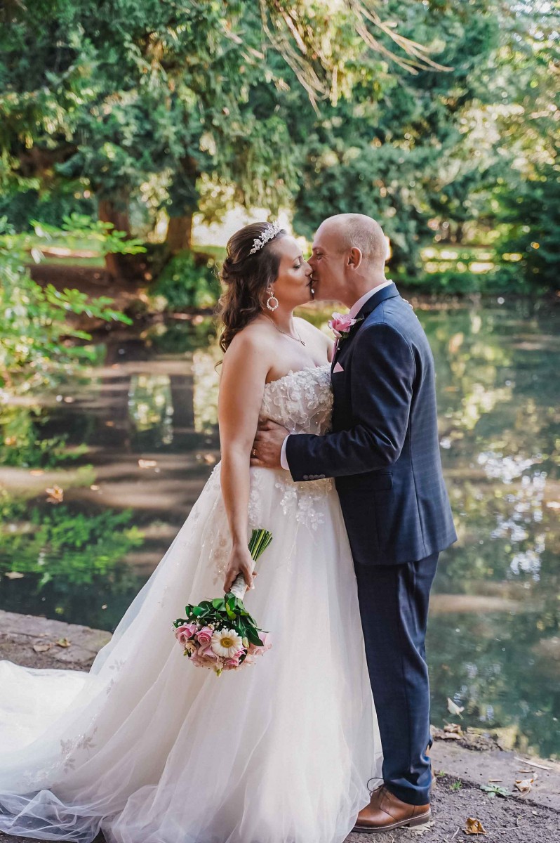 Wedding couple pictures Aylesbury 